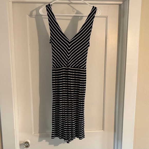 LOFT Dresses & Skirts - LOFT Black and White Chevron Maxi Dress
